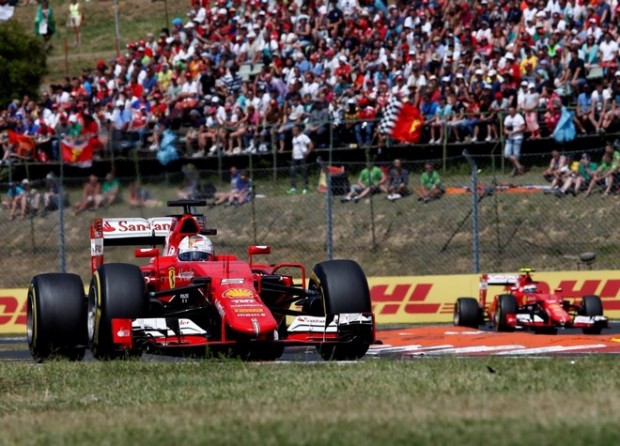 Pole position για Φέτελ στη Σιγκαπούρη