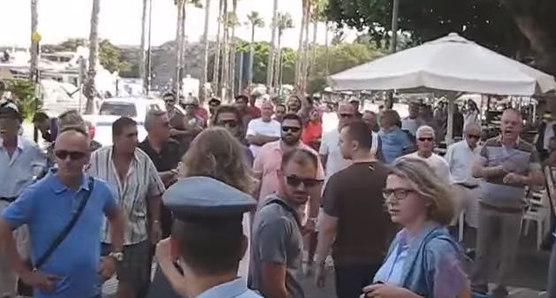 Αποδοκίμασαν κλιμάκιο της Κομισιόν στην Κω – ΒΙΝΤΕΟ