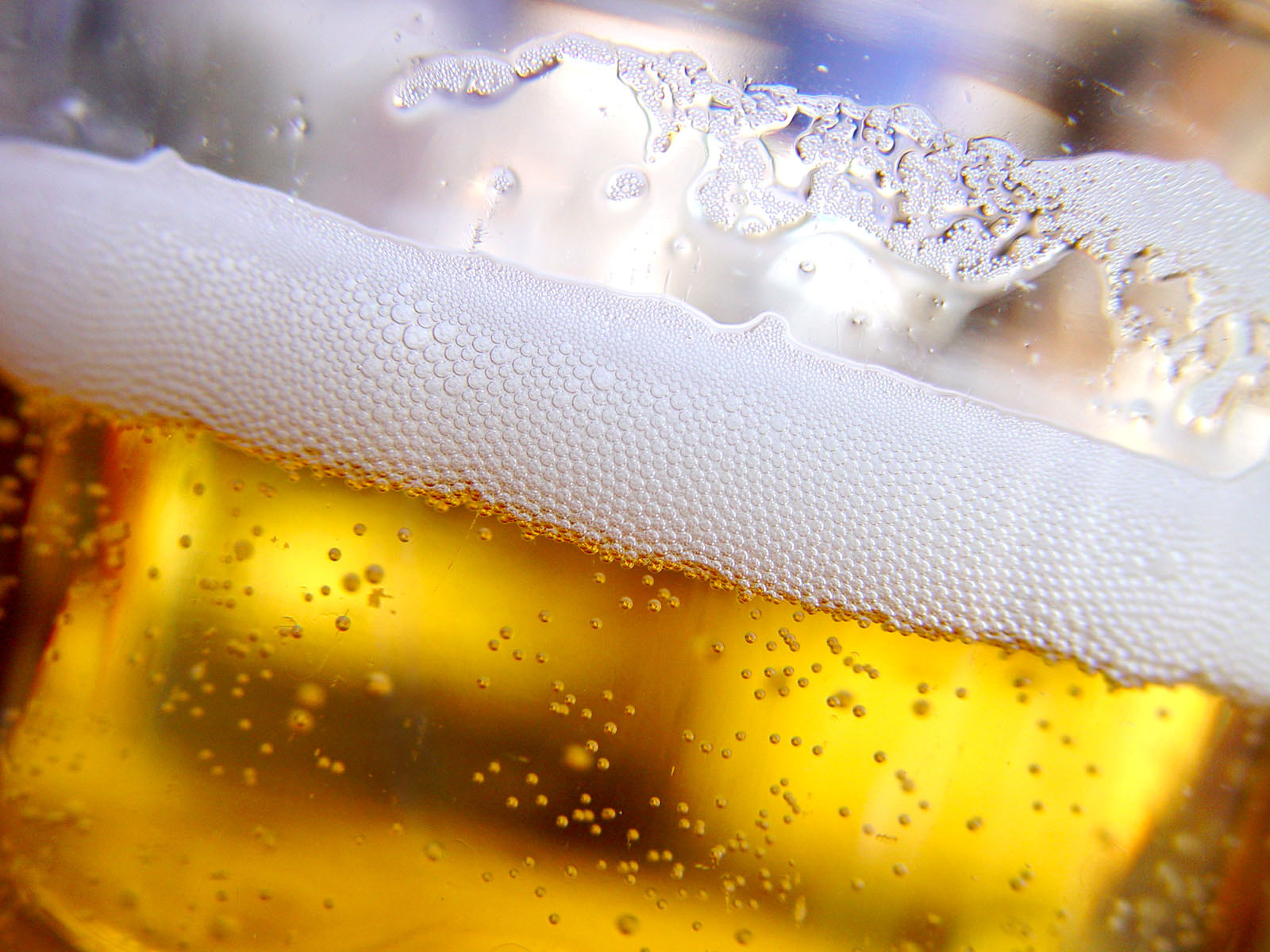 Οι γυναίκες που πίνουν λίγη μπίρα κινδυνεύουν λιγότερο από έμφραγμα