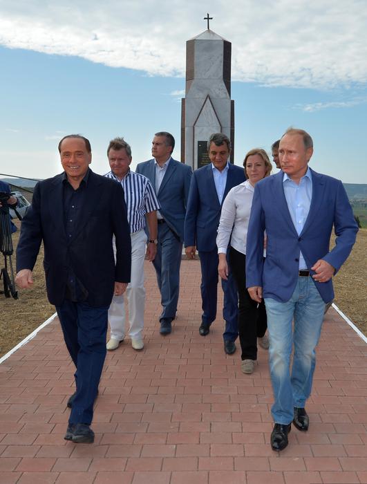 Ο Πούτιν πίνει κρασί με τον Μπερλουσκόνι – ΦΩΤΟ