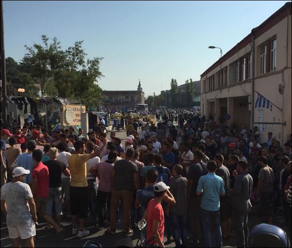 Διαμαρτυρία μεταναστών στο λιμάνι Μυτιλήνης – ΒΙΝΤΕΟ