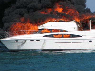 Φωτιά σε σκάφος στη μαρίνα Αγίου Κοσμά – ΤΩΡΑ