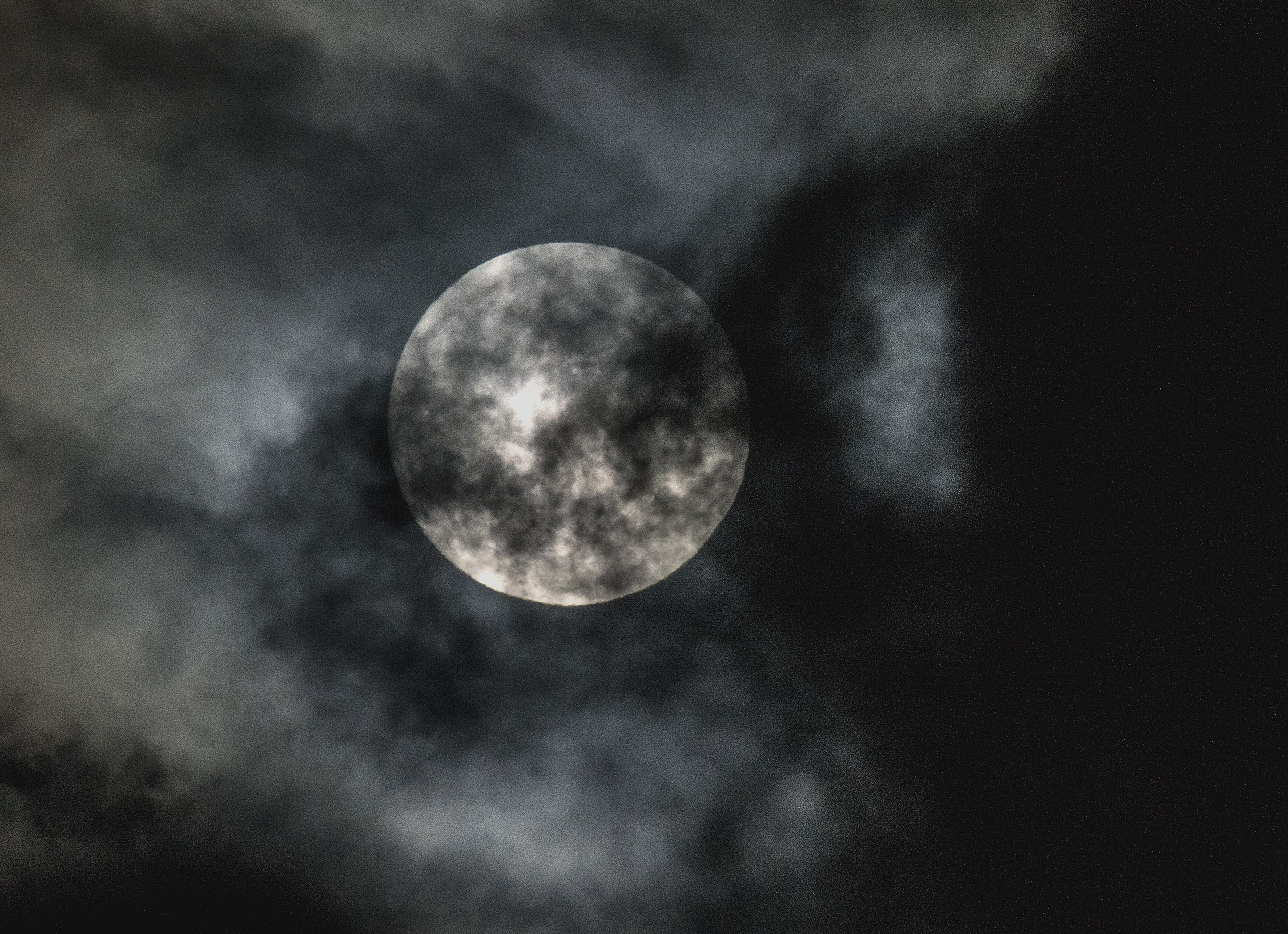 Η Υπερσελήνη που “μάγεψε” τη Γη – Εντυπωσιακές ΦΩΤΟ