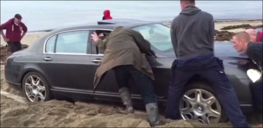 “Έθαψε” την Bentley στην άμμο – ΒΙΝΤΕΟ