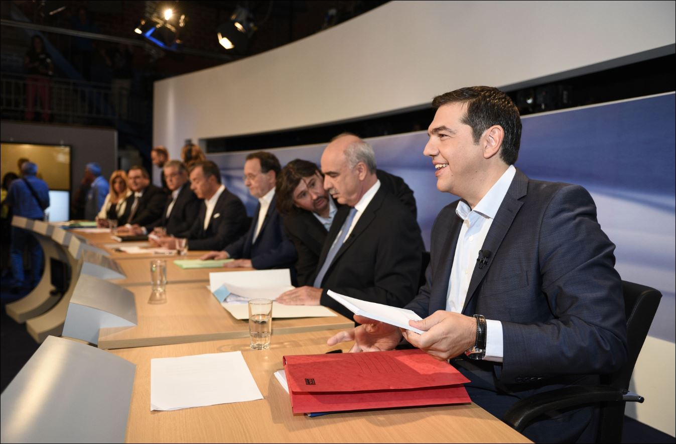 Οι σημειώσεις, τα “πηγαδάκια” και τα χαμόγελα των πολιτικών αρχηγών – ΦΩΤΟ