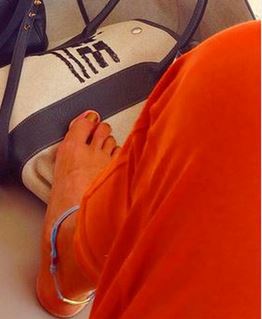 Με χρυσό πεντικιούρ γνωστός Έλληνας σχεδιαστής – ΦΩΤΟ