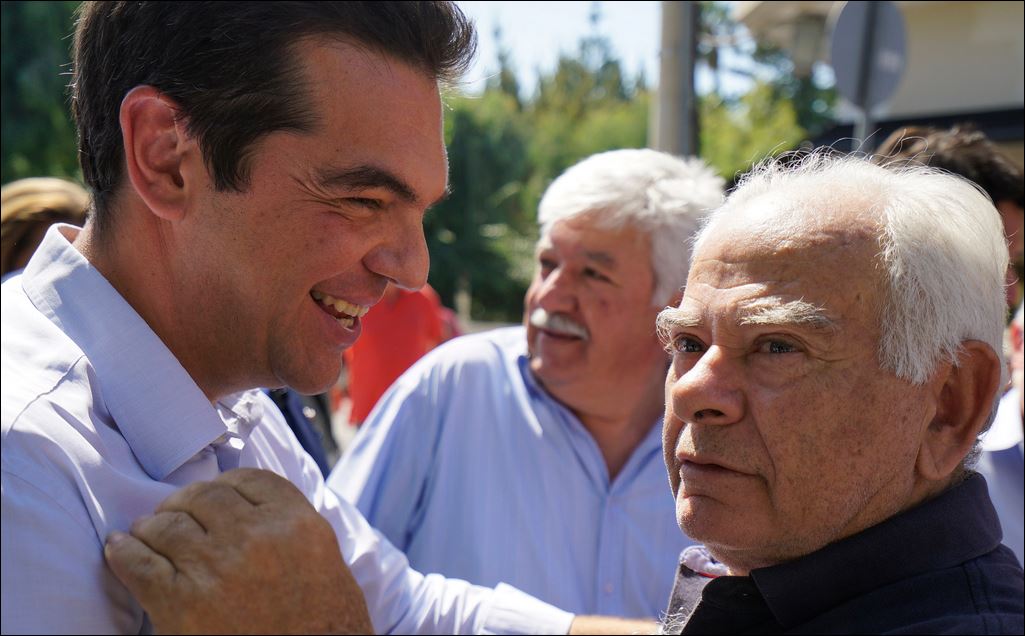 Οι ηλικιωμένοι που αγκάλιασαν τον Τσίπρα – ΦΩΤΟ
