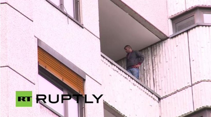 Βερολίνο – Πρόσφυγας απειλεί να αυτοκτονήσει – ΦΩΤΟ