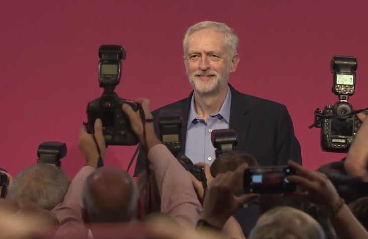 Νίκη Τζέρεμι Κόρμπιν- Αριστερή στροφή στην ηγεσία των Εργατικών στη Βρετανία