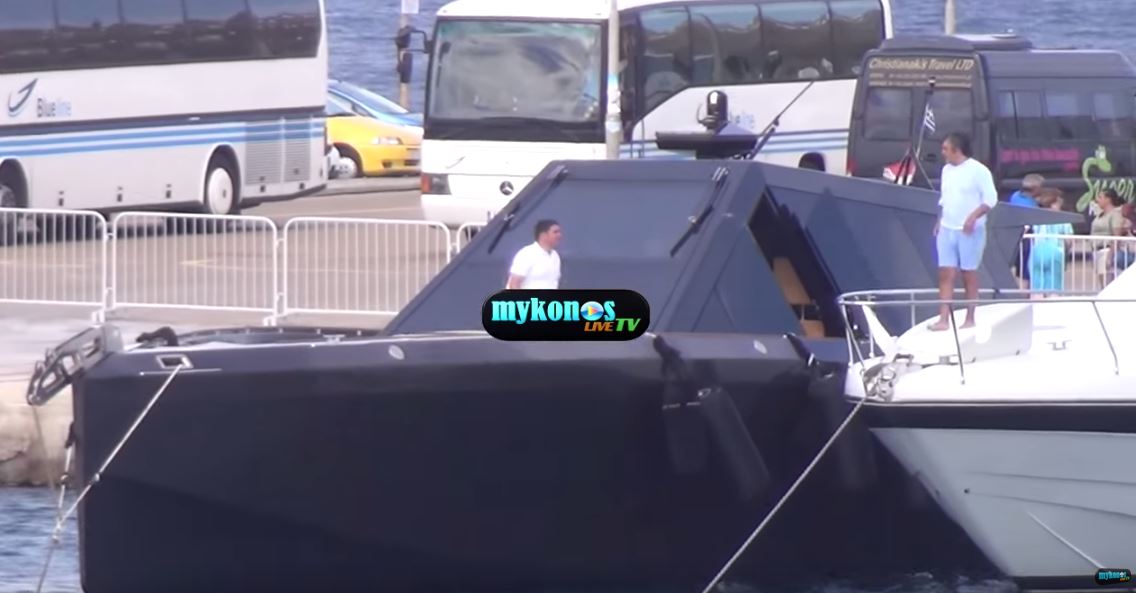 To σκάφος του… Μπάτμαν στη Μύκονο – ΒΙΝΤΕΟ