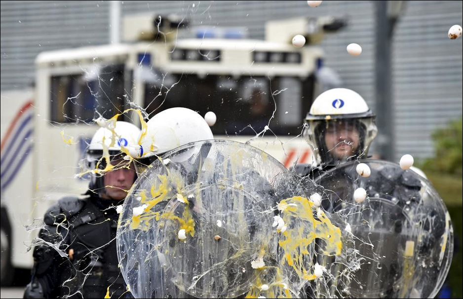 Αγρότες πέταξαν αυγά στους αστυνομικούς στις Βρυξέλλες – ΒΙΝΤΕΟ
