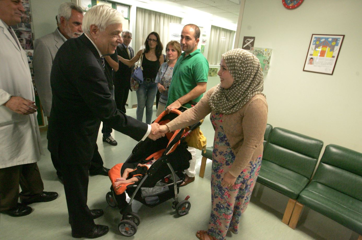 Βρέφος Σύρων προσφύγων που νοσηλεύεται στο Ωνάσειο επισκέφθηκε ο Παυλόπουλος – ΦΩΤΟ