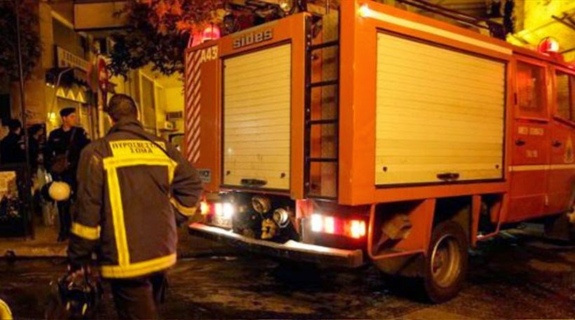 Υπό μερικό έλεγχο η φωτιά στο εργοστάσιο στη Μάδρα Αττικής