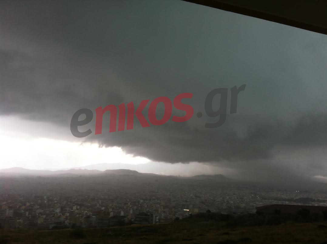 Τεράστιο μαύρο σύννεφο πάνω από την Πετρούπολη – ΦΩΤΟ