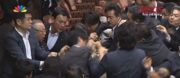 Στα χέρια οι βουλευτές του Ιαπωνικού Κοινοβουλίου – ΒΙΝΤΕΟ