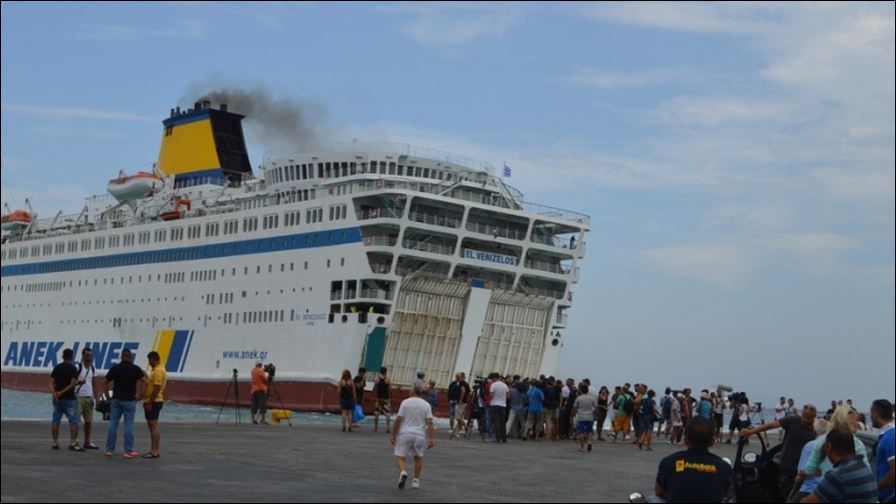 Στο λιμάνι του Πειραιά το “Ελευθέριος Βενιζέλος” με 2500 μετανάστες