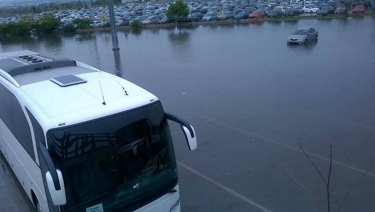 “Λίμνη” το πάρκινγκ του Αεροδρομίου Μακεδονία – ΦΩΤΟ