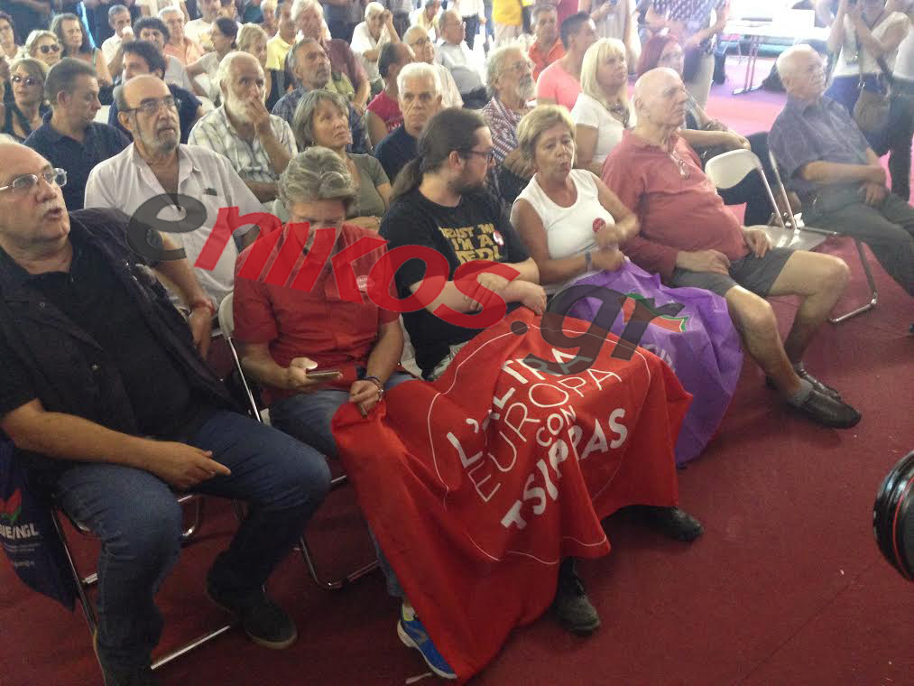 Με κομμένη την ανάσα παρακολούθησαν το exit poll στο περίπτερο του ΣΥΡΙΖΑ – ΦΩΤΟ