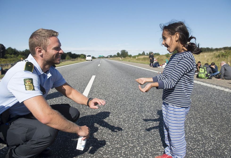 Μάθημα ανθρωπιάς από έναν Δανό αστυνομικό στους συναδέλφους του της Ουγγαρίας – ΦΩΤΟ