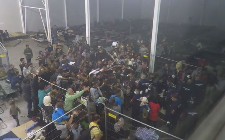 Οι απάνθρωπες συνθήκες διανομής τροφίμων σε πρόσφυγες στην Ουγγαρία – ΒΙΝΤΕΟ