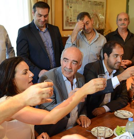 Ο Μεϊμαράκης πίνει ρακές στην Κρήτη – ΦΩΤΟ