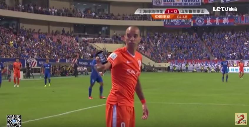 Οπαδός πέταξε iPhone σε ποδοσφαιριστή – ΒΙΝΤΕΟ