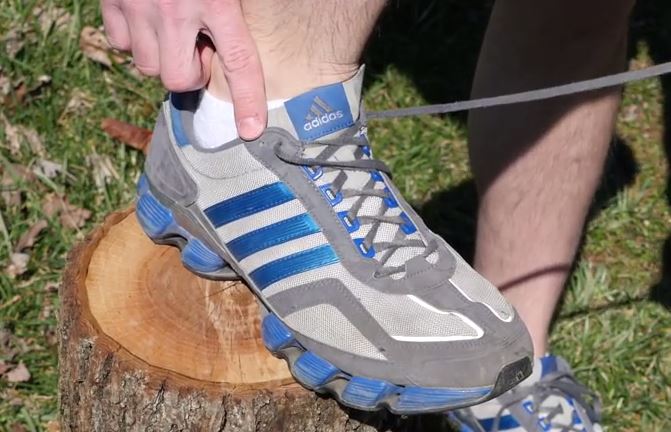 Για αυτό υπάρχουν οι έξτρα τρύπες στα αθλητικά παπούτσια – ΒΙΝΤΕΟ