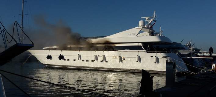 Στις φλόγες θαλαμηγός γνωστού επιχειρηματία – ΦΩΤΟ