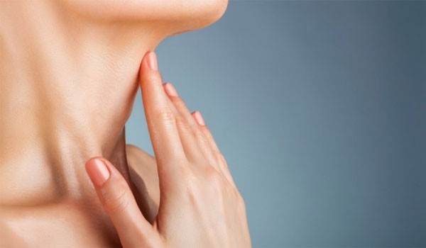 Σκουρόχρωμες κηλίδες στο λαιμό: Για ποια πάθηση προειδοποιούν