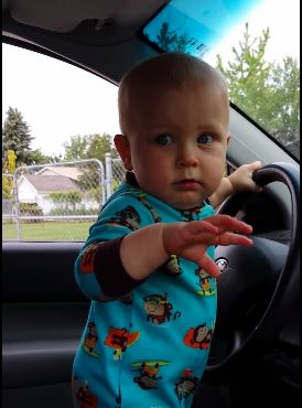 Ακόμη δεν περπάτησε και χορεύει… hip hop – ΒΙΝΤΕΟ