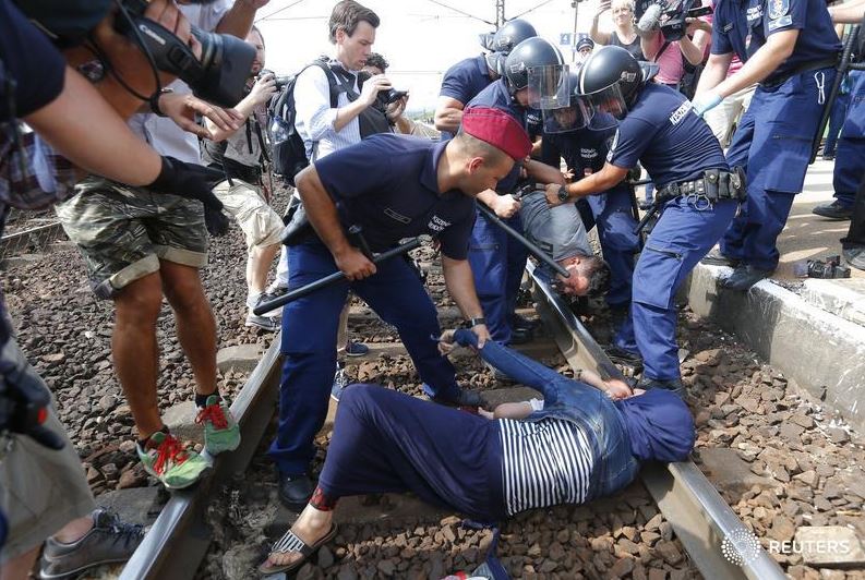Η ουγγρική αστυνομία απωθεί τους δημοσιογράφους από το σιδηροδρομικό σταθμό – ΦΩΤΟ