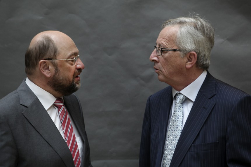 Το φιλί του Γιούνκερ στον Σουλτς – ΦΩΤΟ