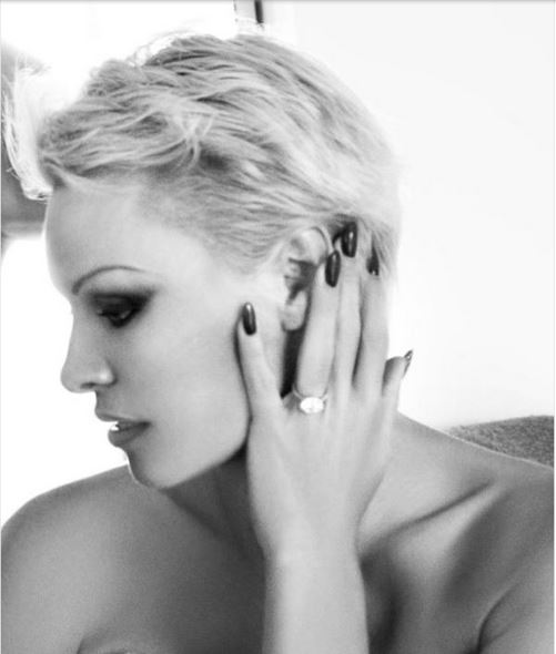 Η Πάμελα Άντερσον βγάζει στο “σφυρί” το μονόπετρό της