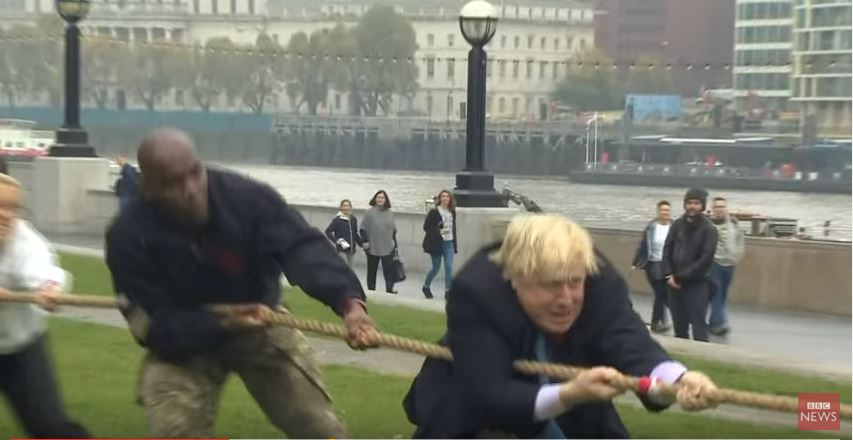 Η τούμπα του εκκεντρικού δημάρχου του Λονδίνου – ΒΙΝΤΕΟ