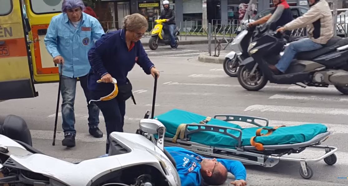 Οι εργαζόμενοι στα ΕΚΑΒ διαμαρτύρονται με ένα σκετσάκι – ΒΙΝΤΕΟ