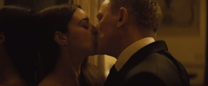 Το παθιασμένο φιλί της Μπελούτσι στον Γκρέγκ – ΒΙΝΤΕΟ