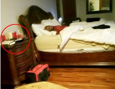 Σοκάρει η εικόνα του Όντομ στο κρεβάτι του οίκου ανοχής – ΦΩΤΟ
