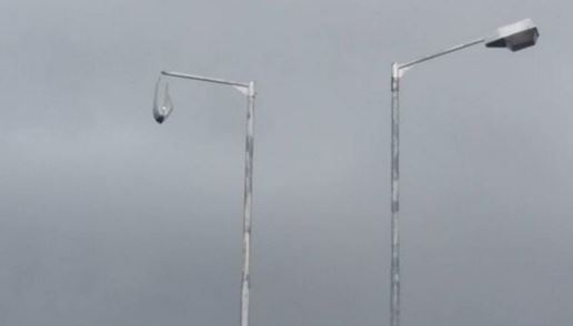 Λάμπα κρέμεται πάνω από διερχόμενα οχήματα στην Εθνική – ΦΩΤΟ