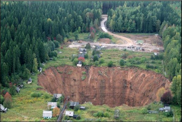 Γιγάντια τρύπα κατάπιε 20 σπίτια στη Σιβηρία – ΦΩΤΟ