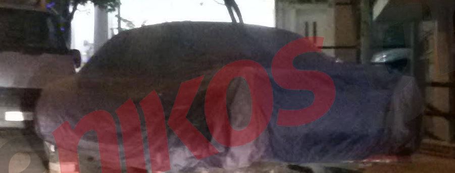 Ανέβασε το ΙΧ στα… τούβλα – ΦΩΤΟ