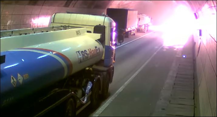 Το τροχαίο προκάλεσε έκρηξη σε φιάλες αερίου μέσα σε τούνελ – ΒΙΝΤΕΟ