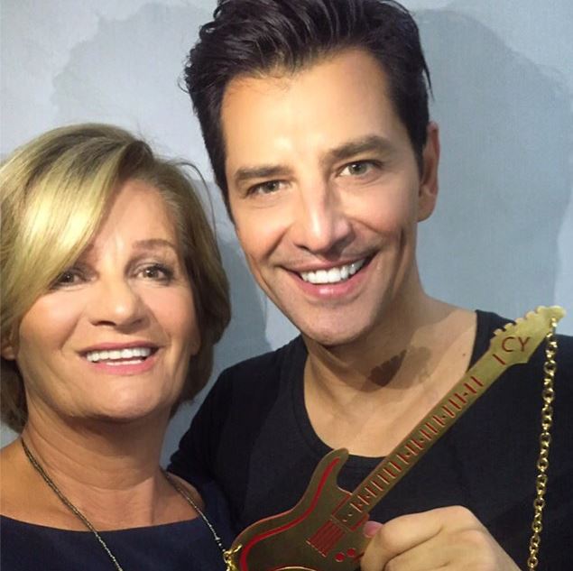 Ο Ρουβάς παρέλαβε βραβείο από τη μητέρα του – ΒΙΝΤΕΟ