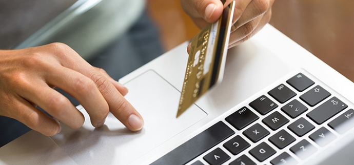 Έως 1,6 δισ. ευρώ πρόσθετα φορολογικά έσοδα από τις e-συναλλαγές