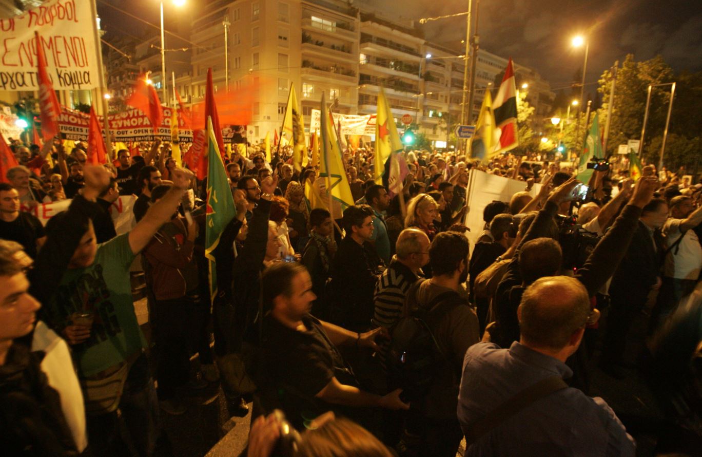 Συγκίνηση και οργή στο Σύνταγμα για τη βομβιστική επίθεση στην Άγκυρα – ΦΩΤΟ