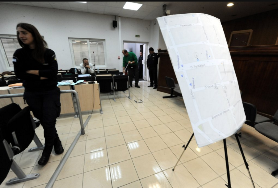 Με σκούπες στην αίθουσα της δίκης της Χρυσής Αυγής – ΦΩΤΟ