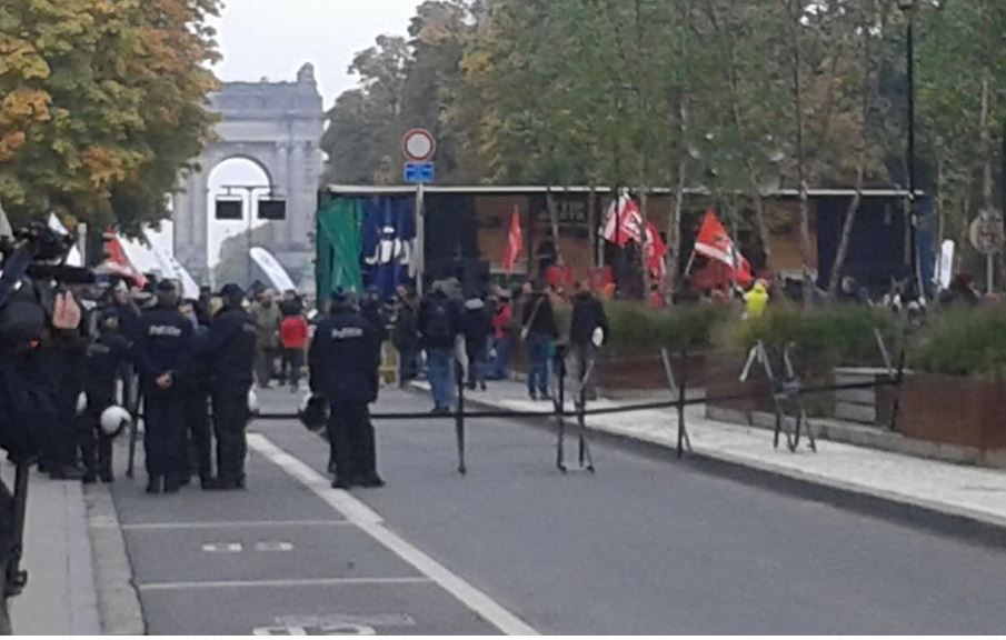 Διαδηλωτές περικύκλωσαν το κτίριο της Συνόδου Κορυφής – ΦΩΤΟ