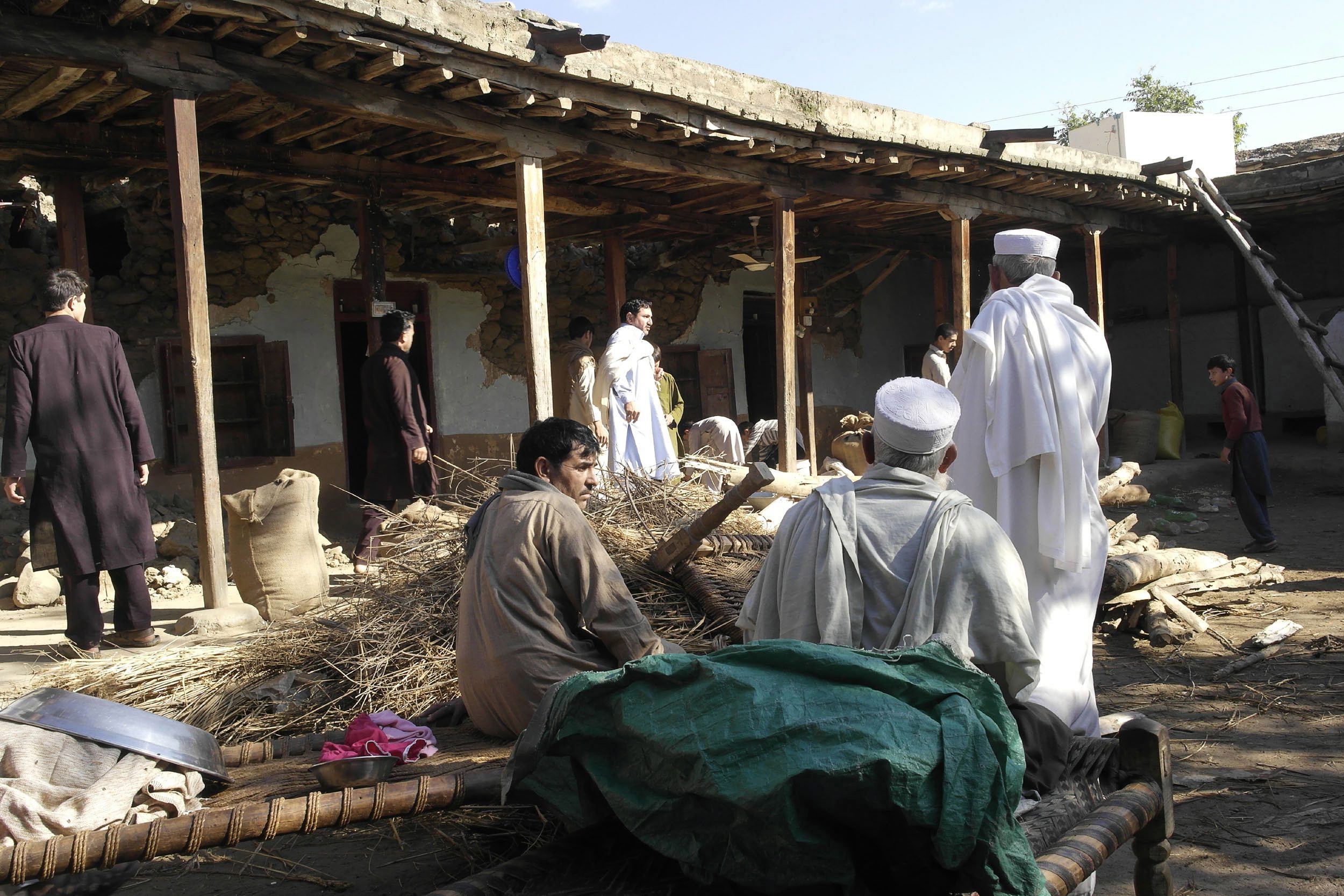 Αγγίζουν τους 300 οι νεκροί από τον σεισμό στο Πακιστάν