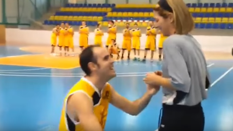 Παίκτης έκανε πρόταση γάμου σε διαιτητή – ΒΙΝΤΕΟ