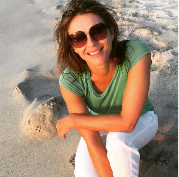 H Λιζ Χάρλεϊ ποζάρει τόπλες και προκαλεί αντιδράσεις – ΦΩΤΟ