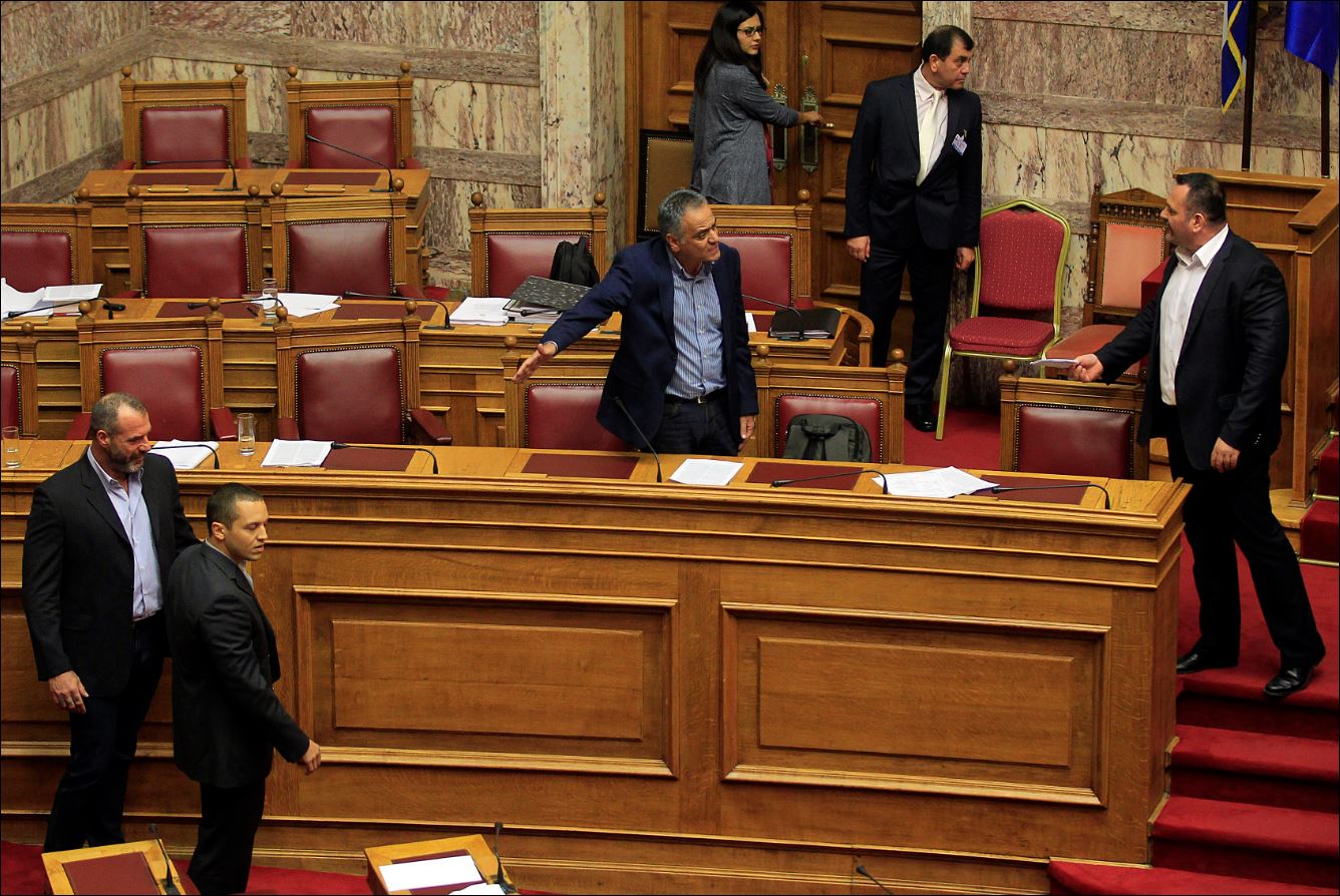 Καρέ καρέ το επεισόδιο στη Βουλή – ΦΩΤΟ